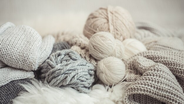 Fil et fil à tricoter sur le lit