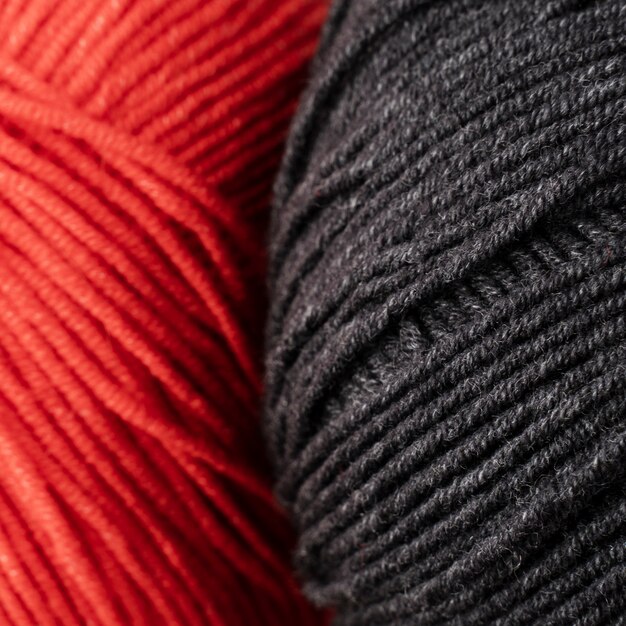 Fil de laine rouge et noir