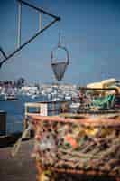 Photo gratuite filet de pêche suspendu à une plate-forme d'un navire
