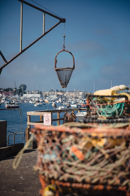 Filet de pêche suspendu à une plate-forme d'un navire