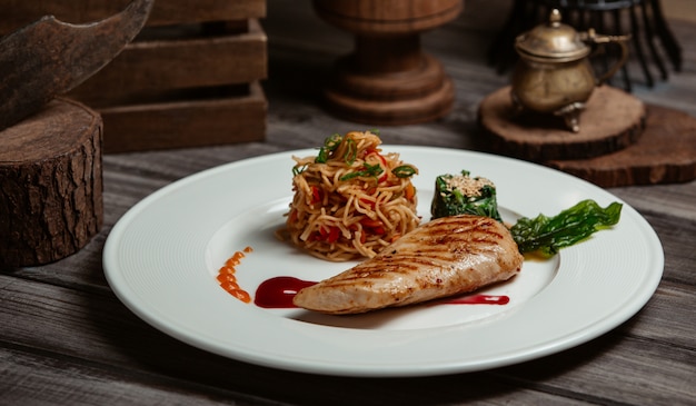 Filet de poisson grillé avec spaghetti à la sauce tomate