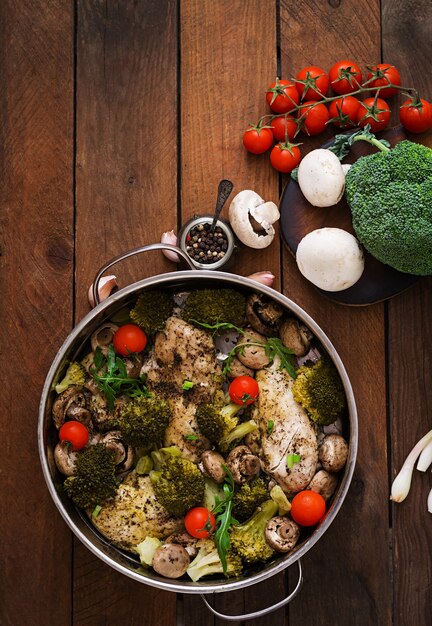 Filet de poulet aux légumes cuit à la vapeur. Menu diététique. Nutrition adéquat. Vue de dessus