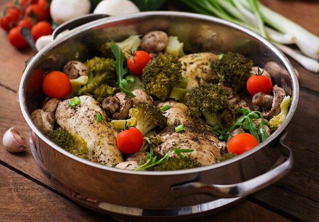 Filet de poulet aux légumes cuit à la vapeur. Menu diététique. Nutrition adéquat.