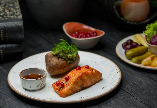 Filet de saumon sauté et purée de pommes de terre entières.