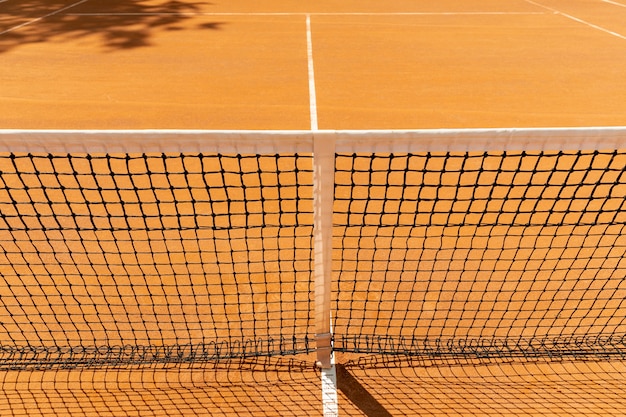 Photo gratuite filet de tennis vue de face sur le court