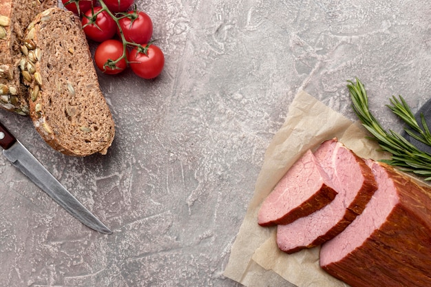 Filet de viande aux tomates et pain