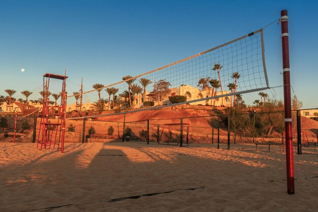 Filet de volley-ball le matin sur la plage d'un complexe tropical en Egypte