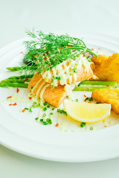 Filete de viande de saumon grillée au légume