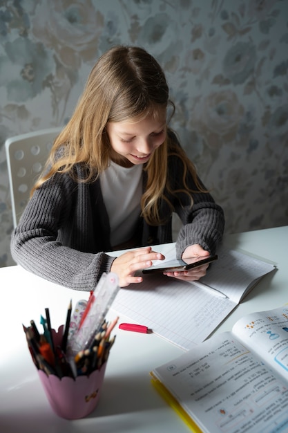 Fille accro aux médias sociaux à angle élevé