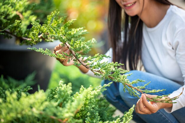 La fille admire les fleurs dans le jardin.