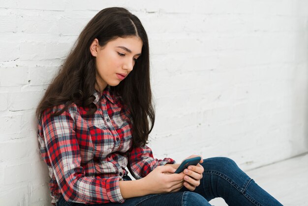 Photo gratuite fille adolescente à l'aide de smartphone