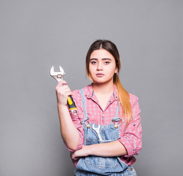 Photo gratuite fille adolescente en général avec une clé