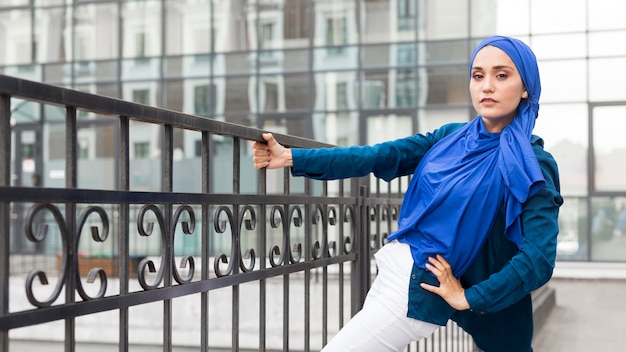 Photo gratuite fille adolescente avec hijab posant