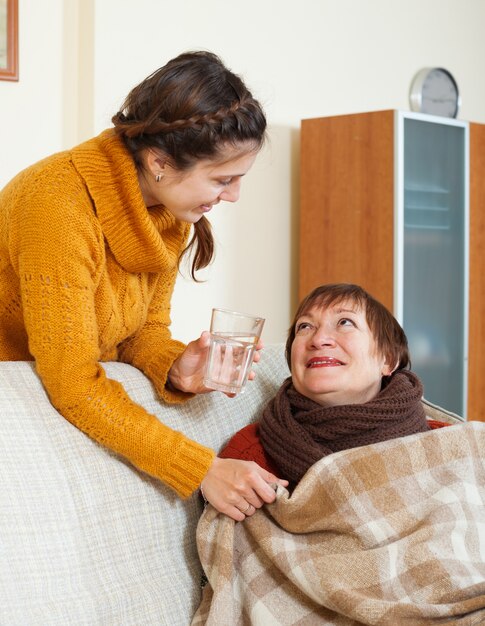 Fille adulte s&#39;occupant d&#39;une mère malade