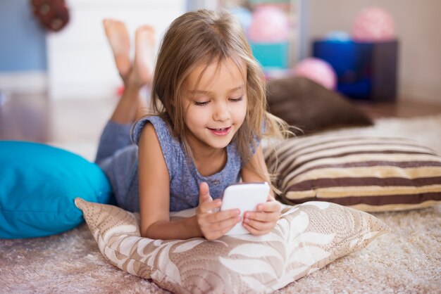 Fille affectée par un téléphone intelligent