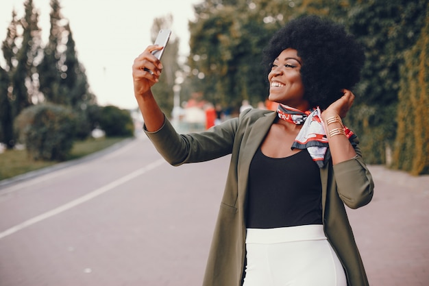 Fille africaine dans une ville d&#39;été