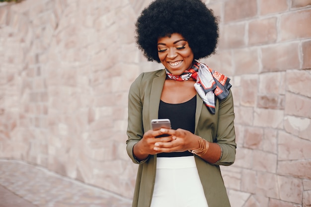 Fille africaine dans une ville d&#39;été