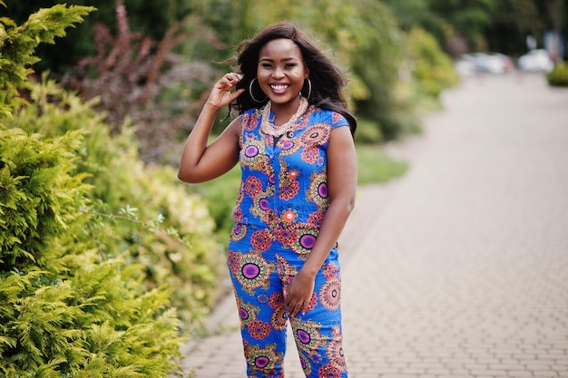 Photo gratuite fille afro-américaine dans des vêtements colorés posés en plein air