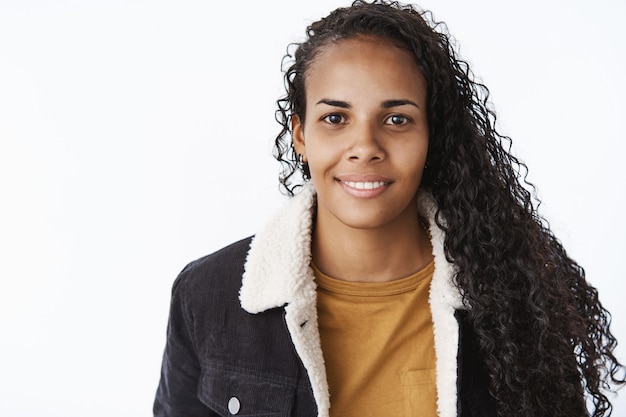 Photo gratuite fille afro-américaine expressive dans une veste noire