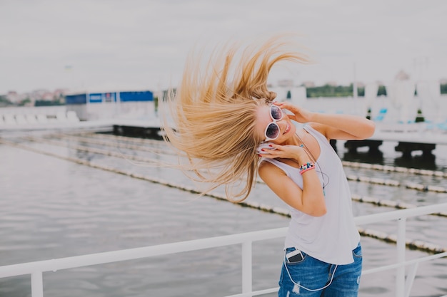 Fille agitant les cheveux