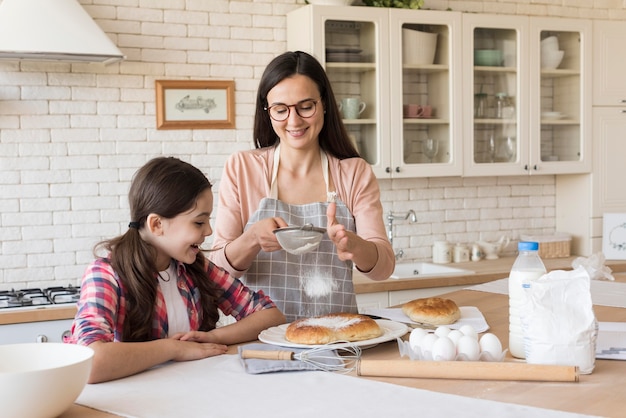 Fille aidant maman à cuisiner