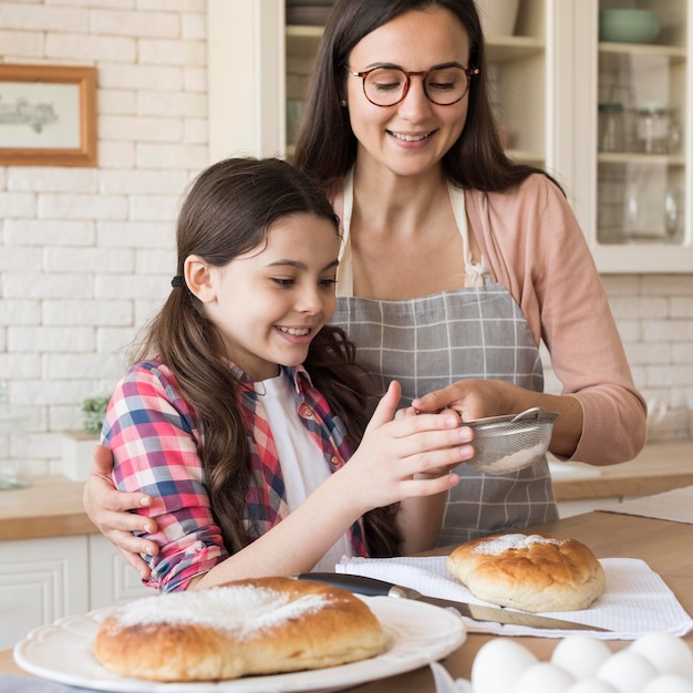 Fille aidant maman à cuisiner