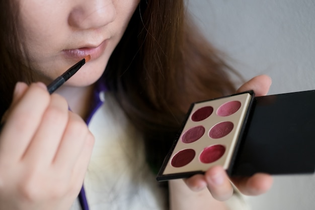 Fille à l&#39;aide de cosmétiques