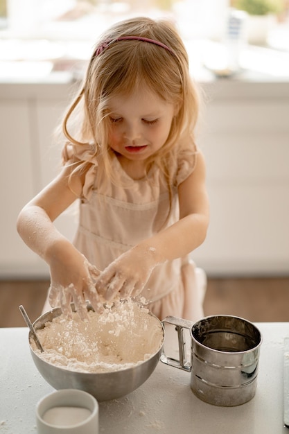 fille aide maman dans la cuisine à cuisiner des gâteaux de Pâques. Famille heureuse se préparant pour Pâques