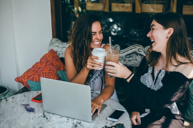 fille à l&#39;aide d&#39;un ordinateur portable au café