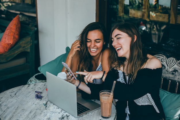 fille à l&#39;aide d&#39;un ordinateur portable au café