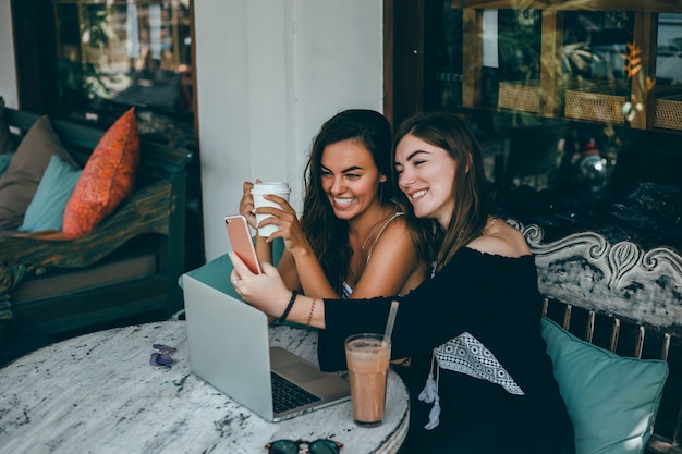 fille à l&#39;aide d&#39;un ordinateur portable au café