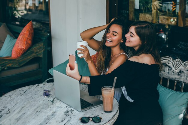 fille à l&#39;aide d&#39;un ordinateur portable au café