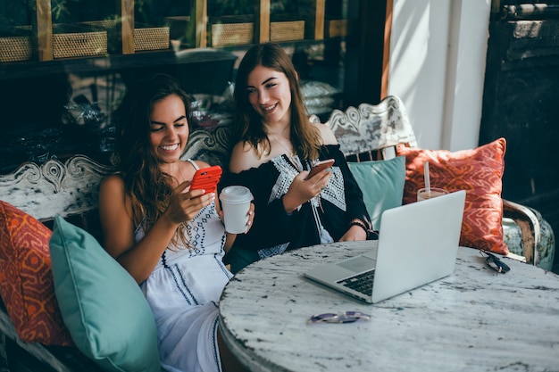 fille à l&#39;aide d&#39;un ordinateur portable au café