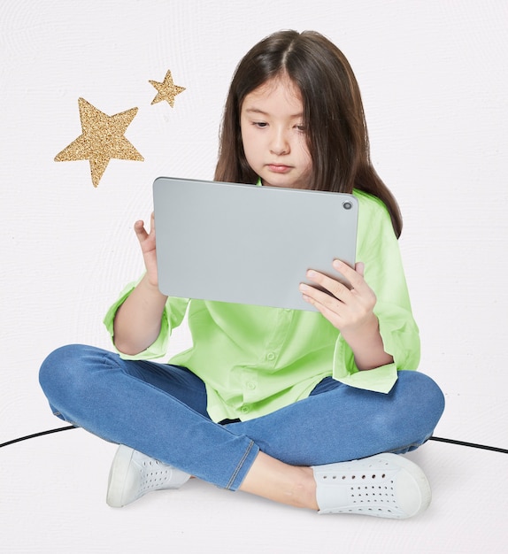 Fille à l'aide de tablette numérique en studio