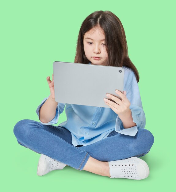 Fille à l'aide de tablette numérique en studio