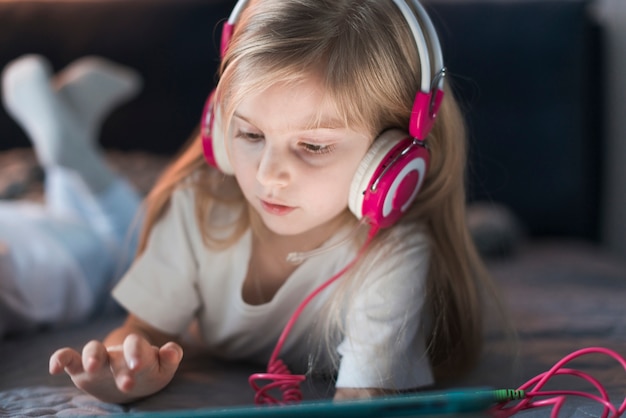 Fille à l&#39;aide de tablette