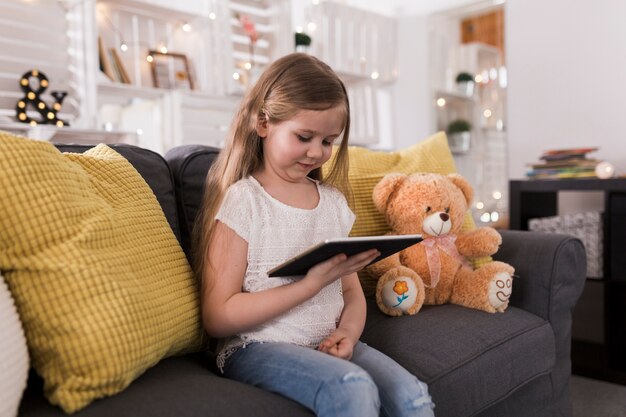 Fille à l&#39;aide de tablette