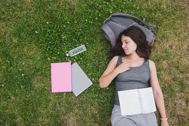 Fille allongée sur l&#39;herbe relaxante