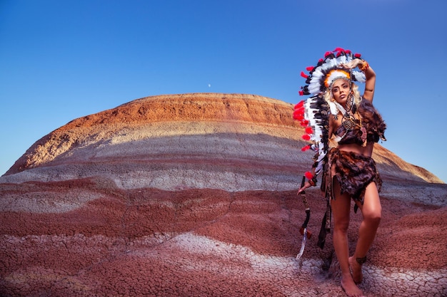 Photo gratuite fille amérindienne en coiffe de costume indigène faite de plumes d'oiseaux