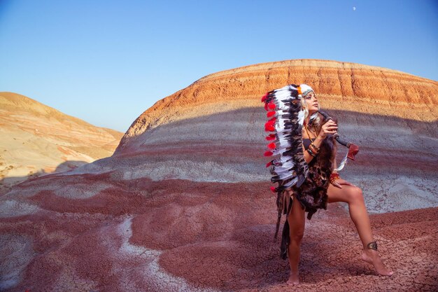 Fille amérindienne en coiffe de costume indigène faite de plumes d'oiseaux