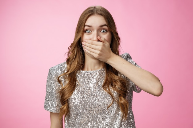 Une fille amusée et amusée s'amusant ne peut pas tenir la bouche de couverture de rire appuyée sur la paume pas de rire à haute voix avec ...