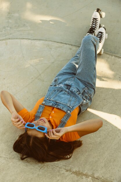 Fille à angle élevé portant des lunettes de soleil