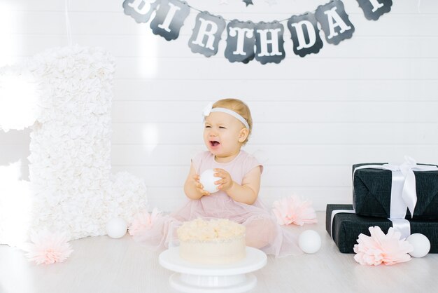 Fille D Anniversaire 1 An Assise Dans La Zone Photo Pres Du Gateau D Anniversaire Photo Premium Fille D Anniversaire 1 An Assise Dans La Zone Photo Pres Du Gateau D Anniversaire Photo Premium