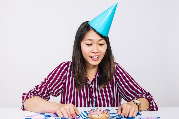 Fille d&#39;anniversaire avec beignet