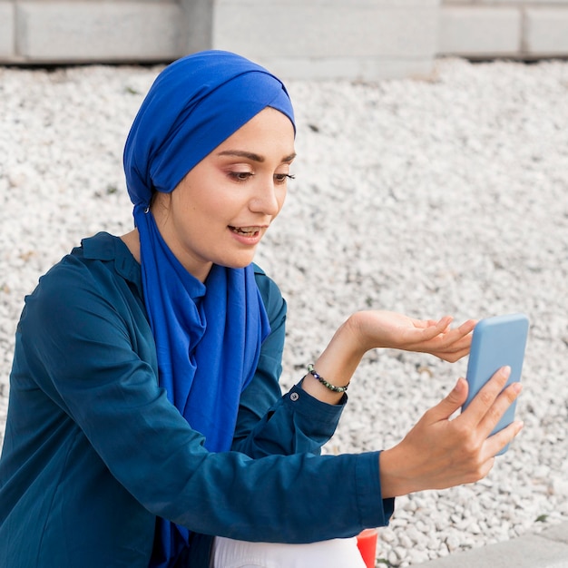 Photo gratuite fille avec appel vidéo hijab