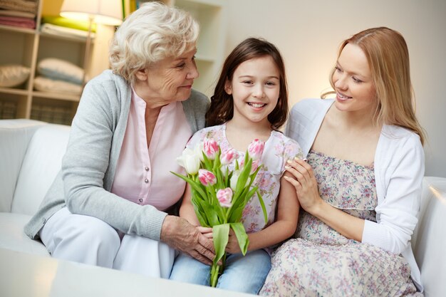 Fille appréciant avec sa mère et grand-mère