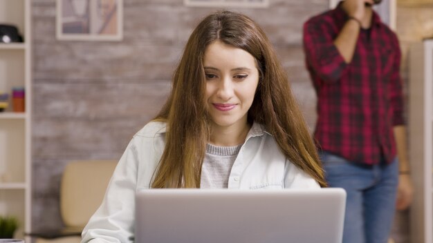 Fille appréciant une tasse de café tout en travaillant à domicile. Mode de vie indépendant