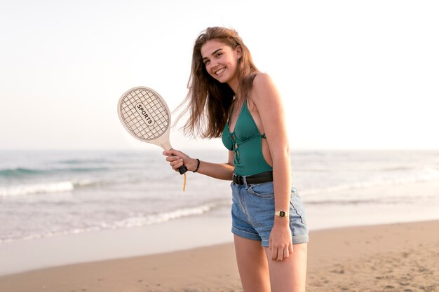 Fille appréciant les vacances en jouant à la plage