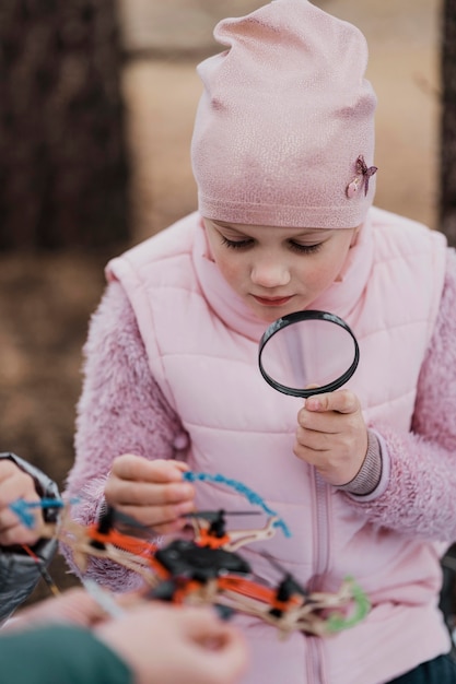 Fille apprenant la science dans la nature