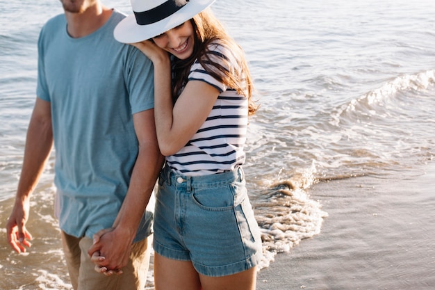 Fille appuyée à l&#39;épaule d&#39;un petit ami à la plage